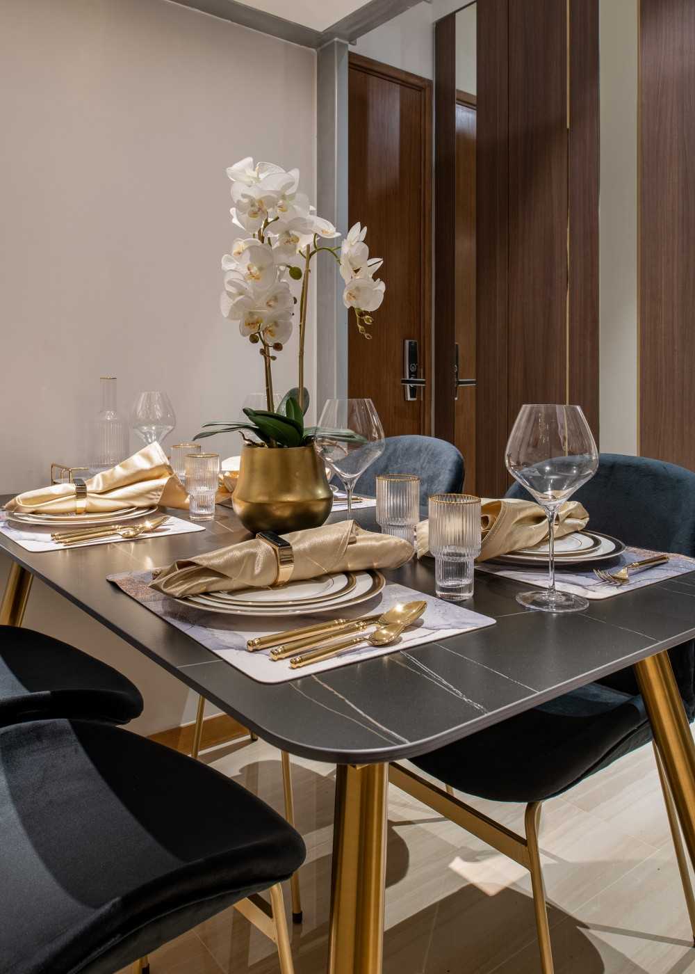 Modern Dining Room with Dining Table and Dining Chairs