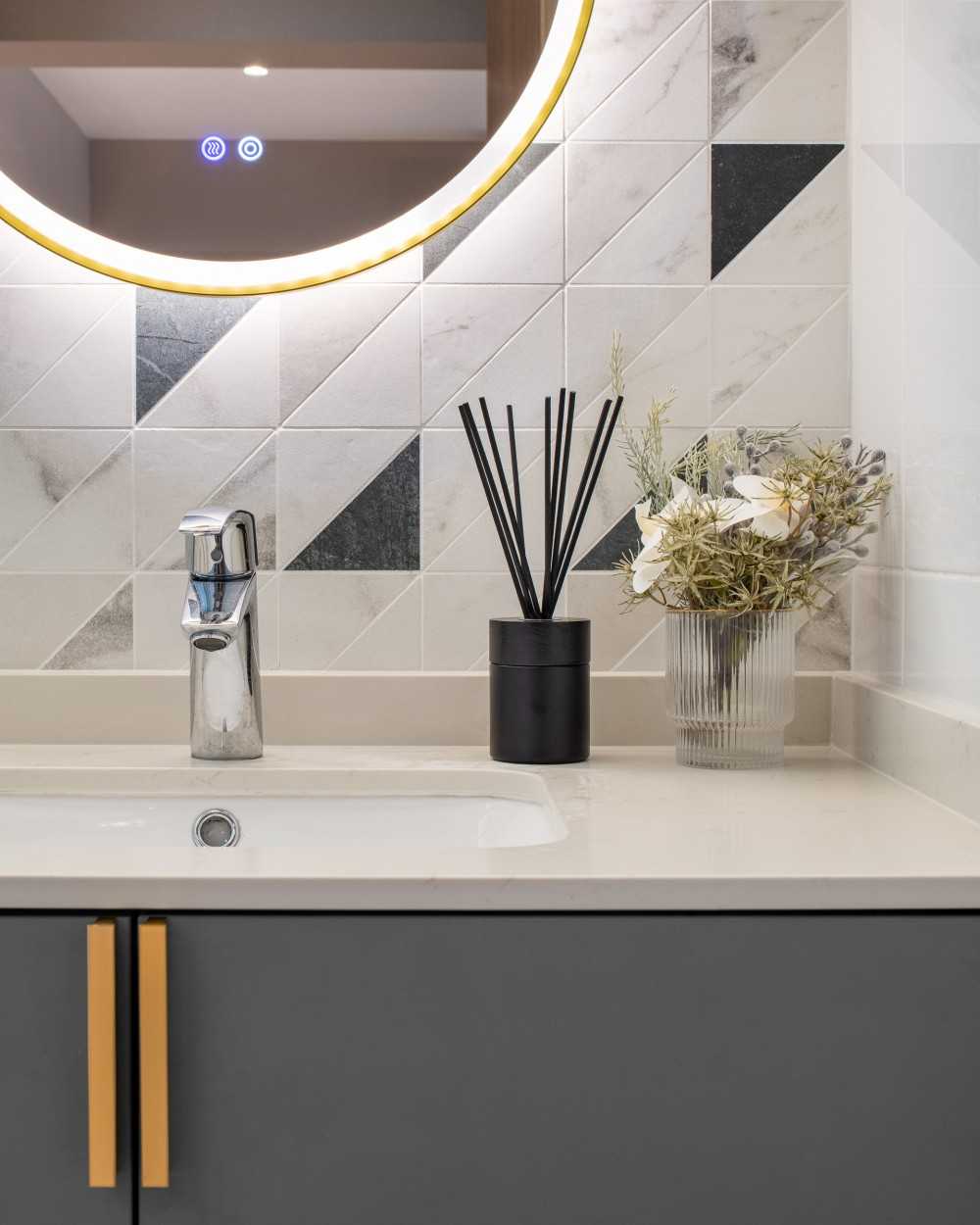 Modern Bathroom with Countertop and Mirror