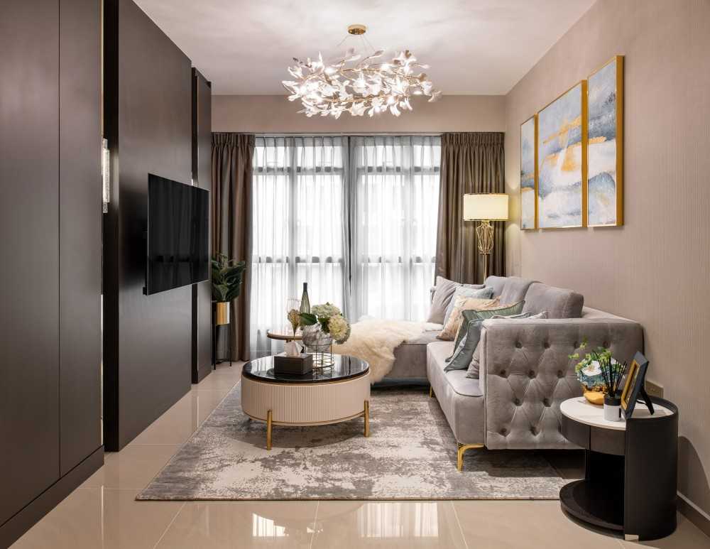 Modern Living Room with Mirror and Cove Lighting