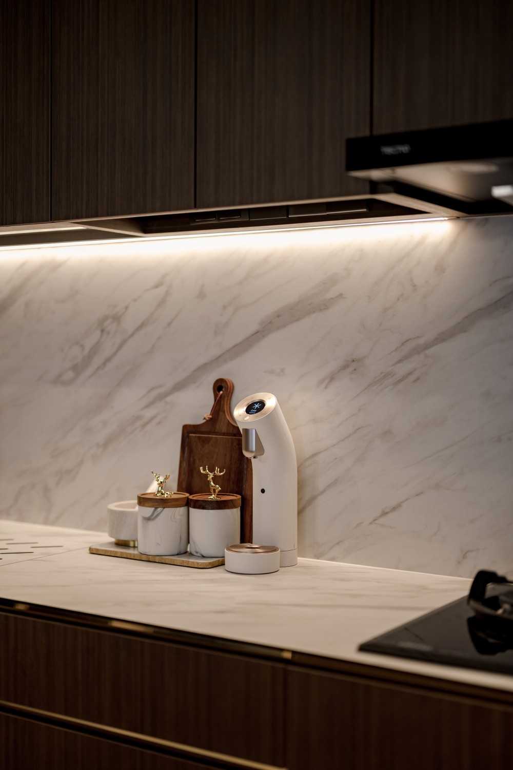 Contemporary Kitchen with Kitchen Island and Breakfast Counter