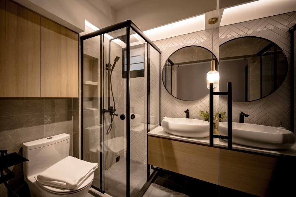 Contemporary Bathroom with Mirror and Bathroom Storage