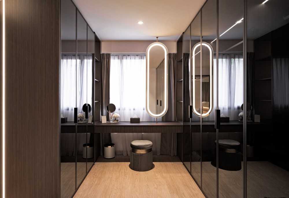 Contemporary Walk-in Wardrobe with Mirror and Wardrobe