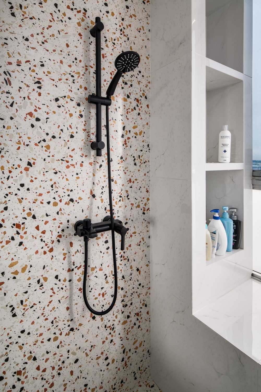 Contemporary Bathroom with Homogeneous Tiles and Rainshower