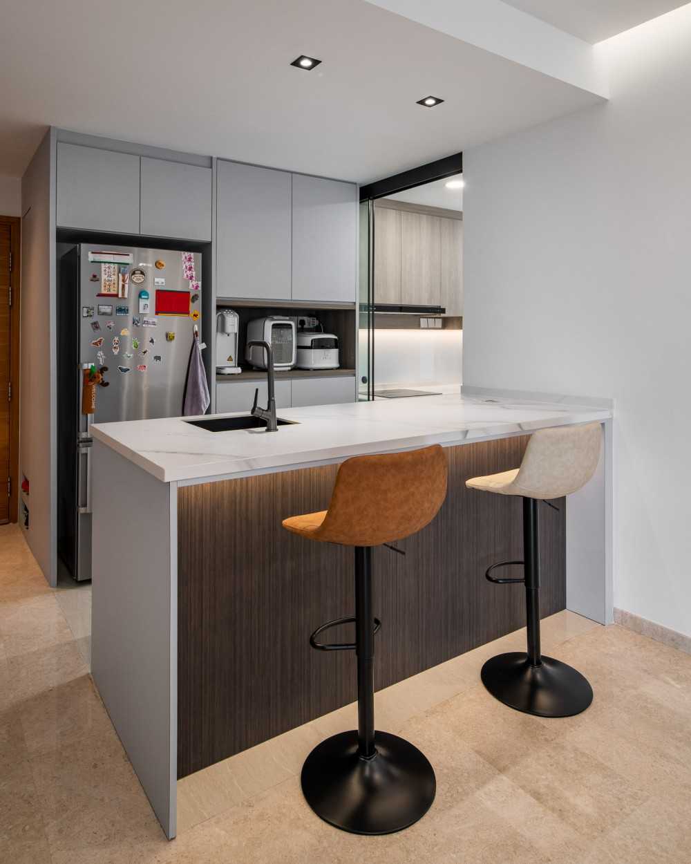 Contemporary Dining Room with Dining Table and Dining Chairs