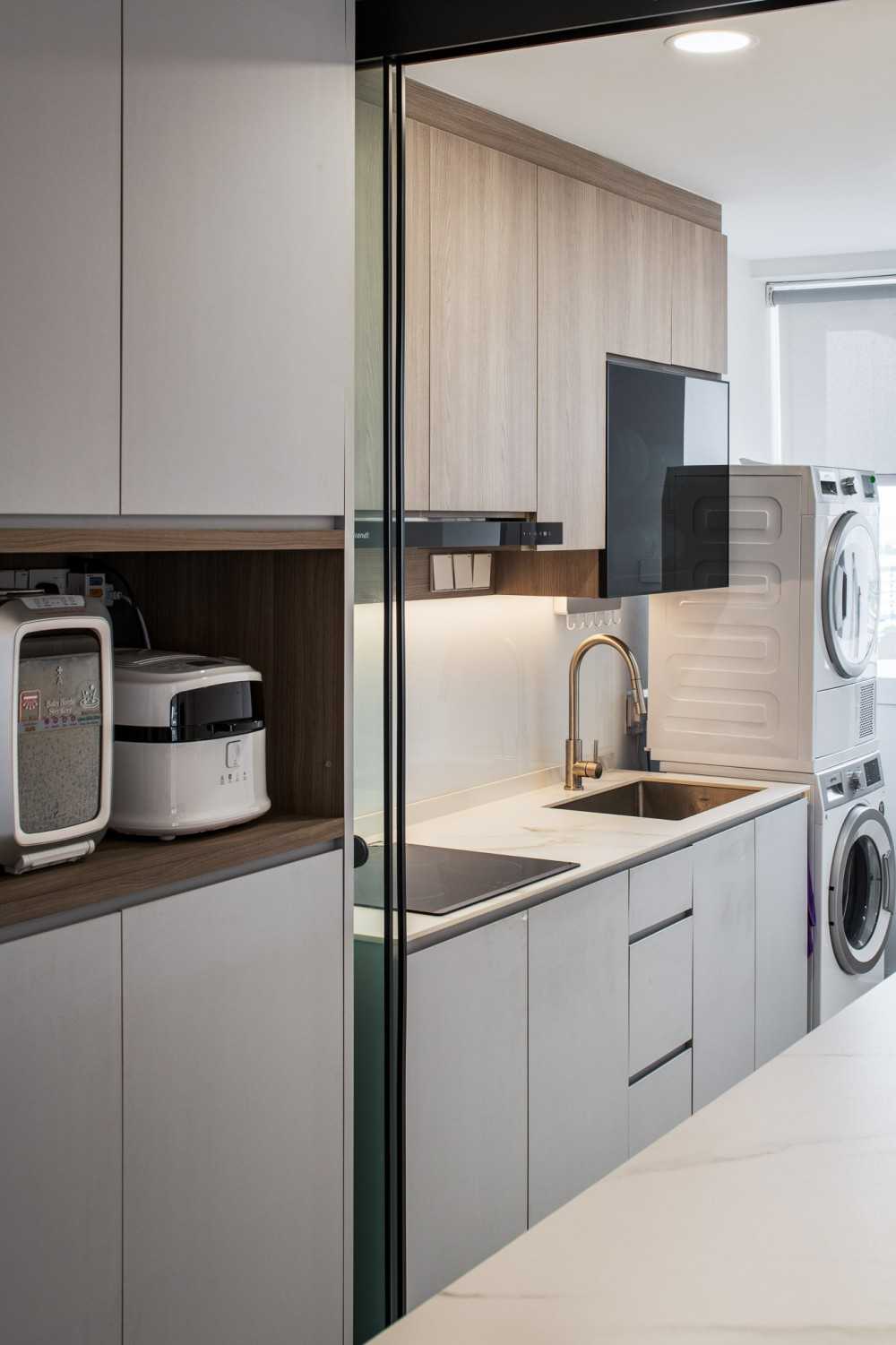 Contemporary Kitchen with Countertop and Homogeneous Tiles