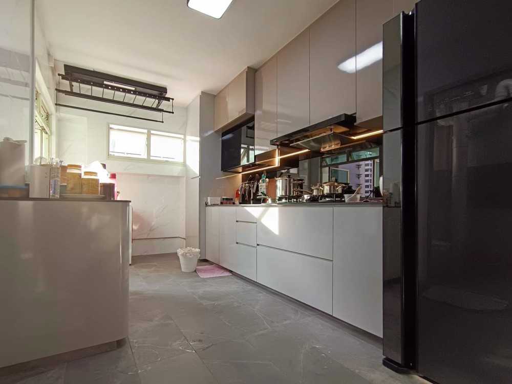 Modern Kitchen with Kitchen Window and Kitchen Accessories