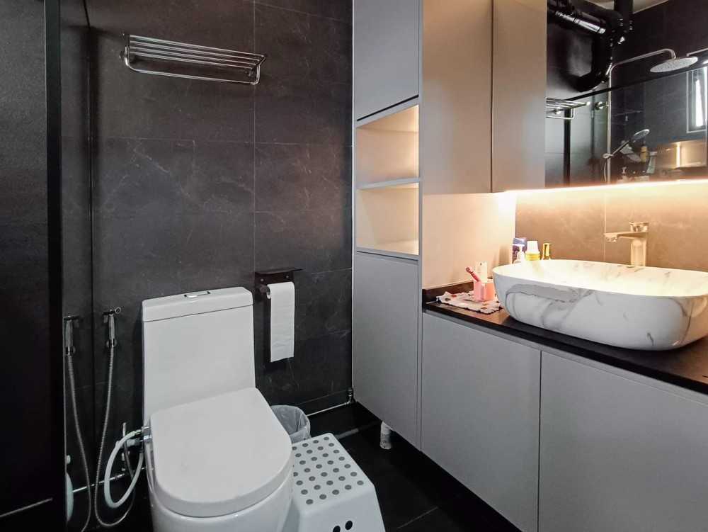 Modern Bathroom with Mirror and Bathroom Storage