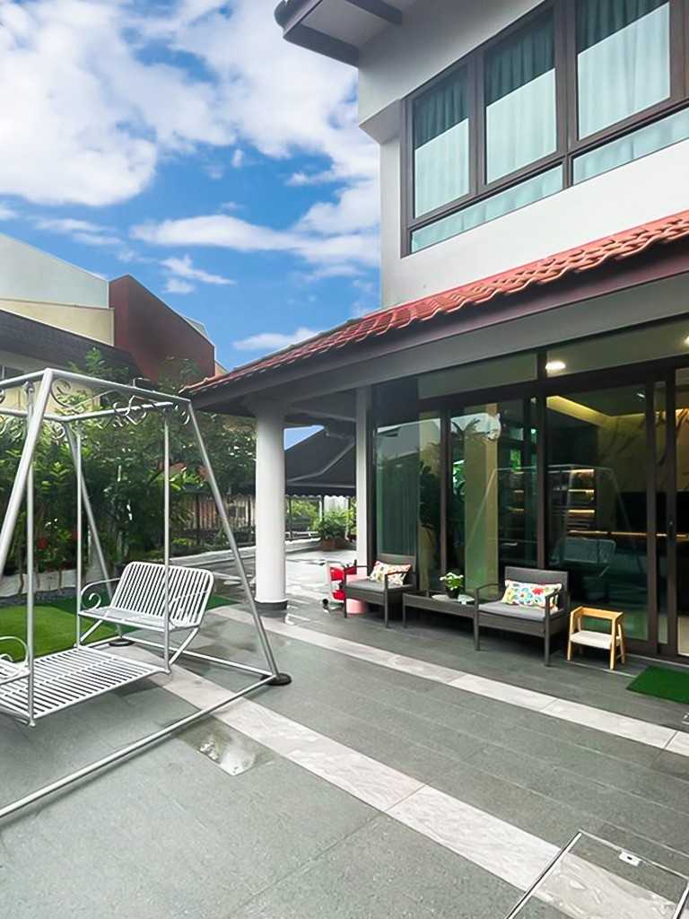 Modern Outdoor with Glass Door and Window Grille