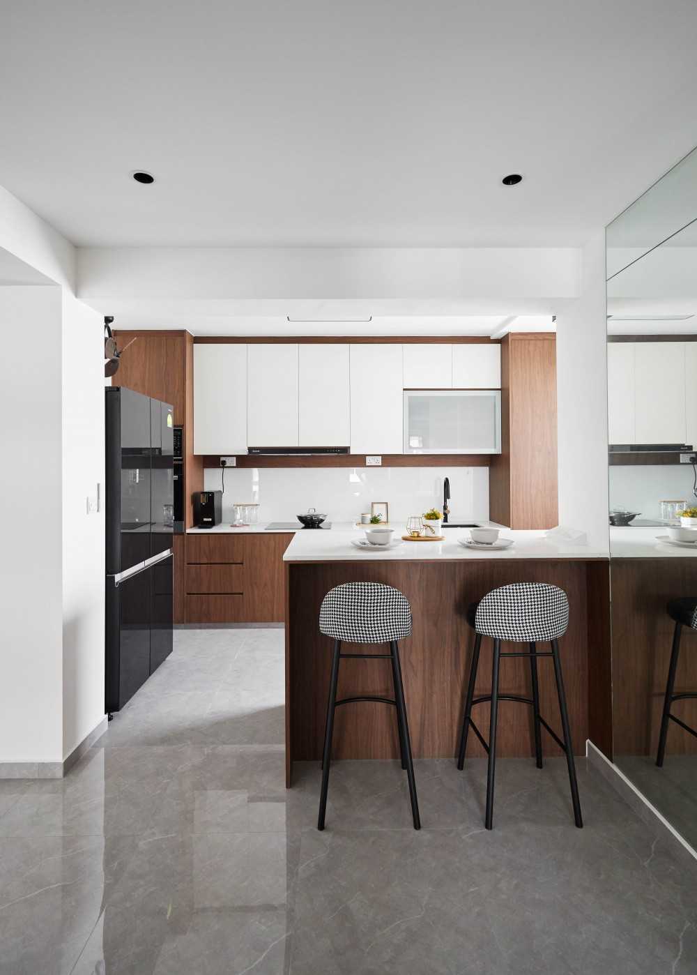 Contemporary Kitchen with Countertop and Kitchen Island