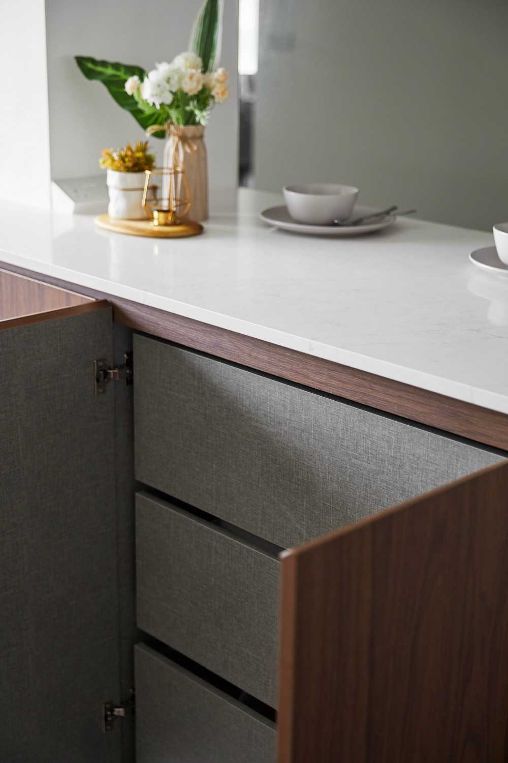 Contemporary Kitchen with Cupboard and Open Kitchen