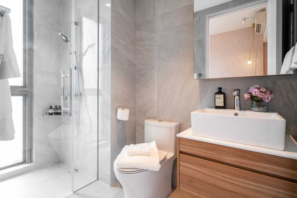 Modern Bathroom with Mirror and Bathroom Storage