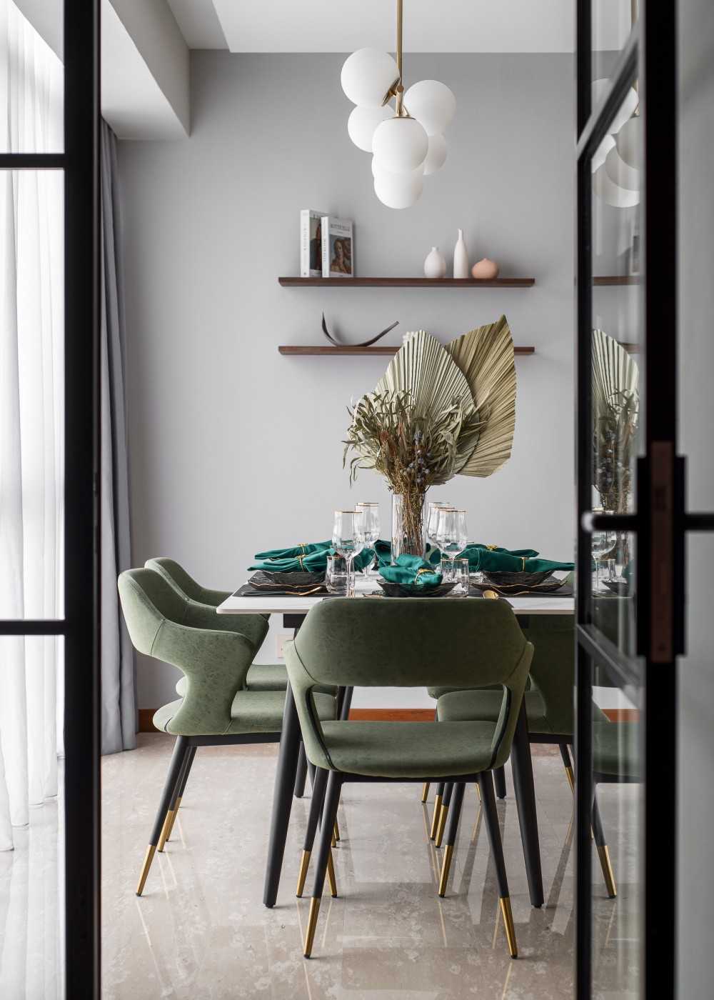 Modern Dining Room with Dining Table and Dining Chairs