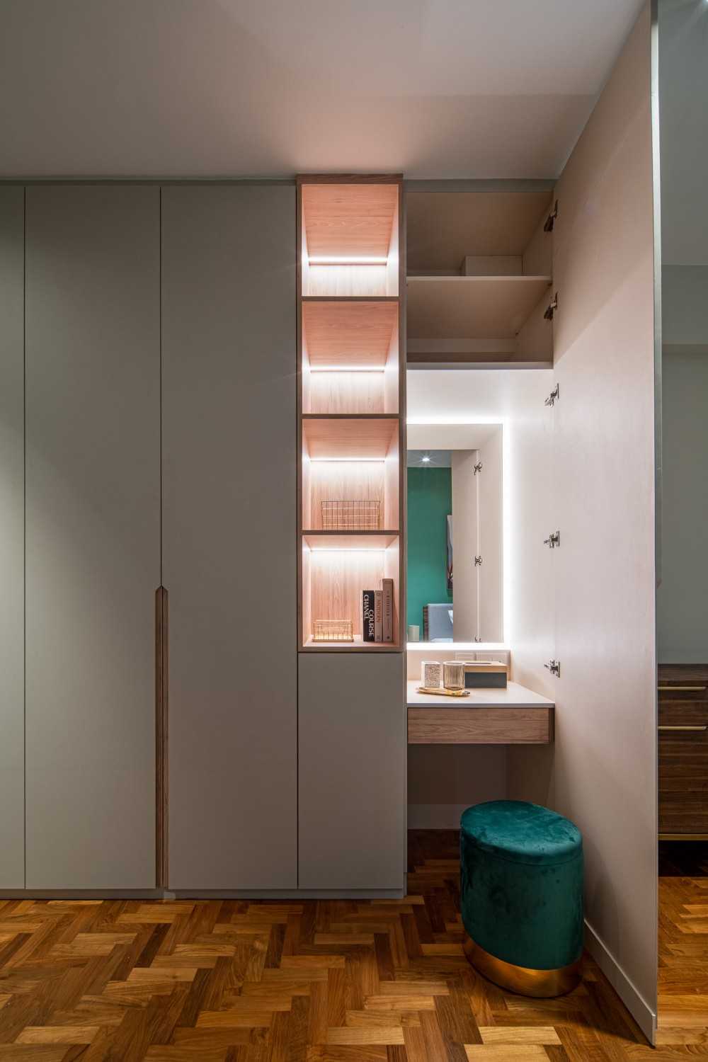 Modern Walk-in Wardrobe with Mirror and Wardrobe