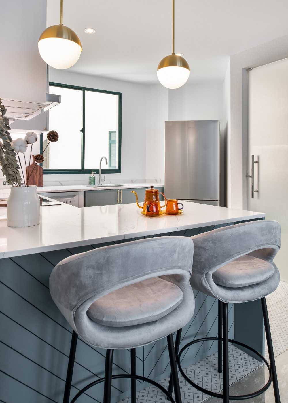 Modern Kitchen with Kitchen Island and Open Kitchen