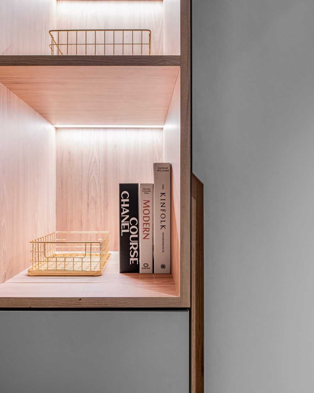 Modern Walk-in Wardrobe with Mirror and Wardrobe