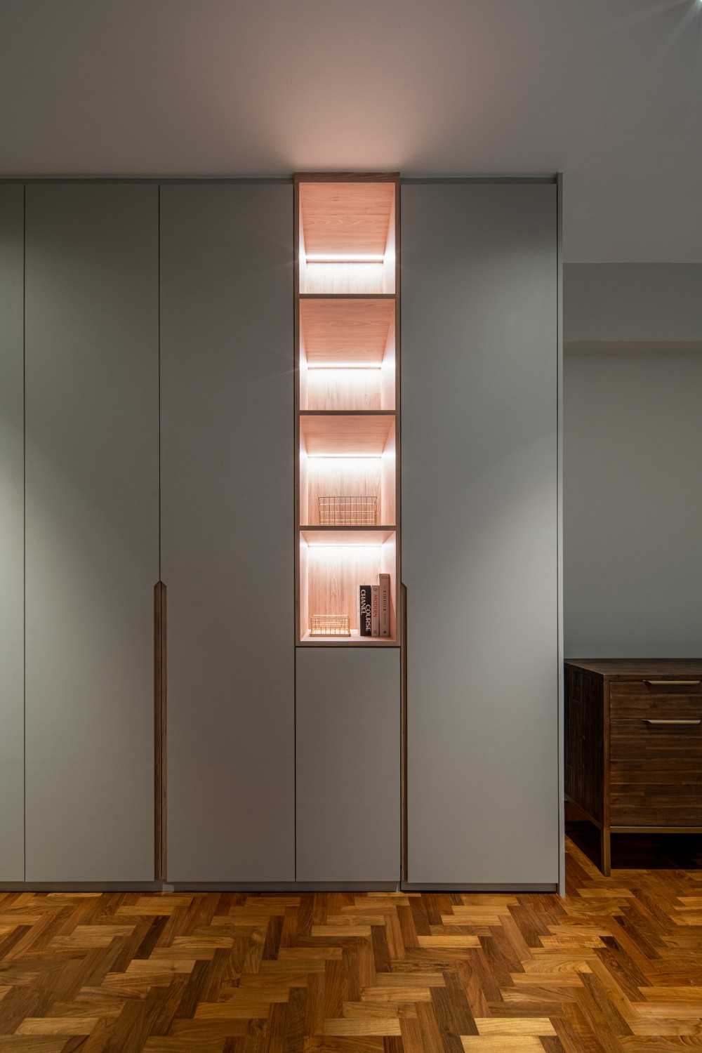 Modern Walk-in Wardrobe with Mirror and Wardrobe