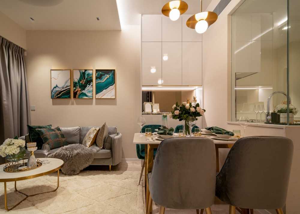 Modern Dining Room with Dining Table and Dining Chairs