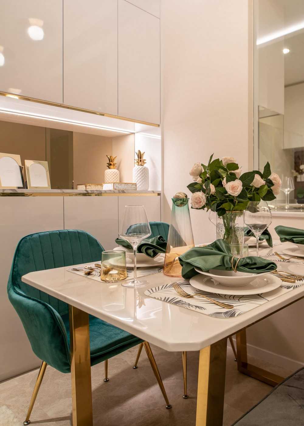 Modern Dining Room with Dining Table and Dining Chairs