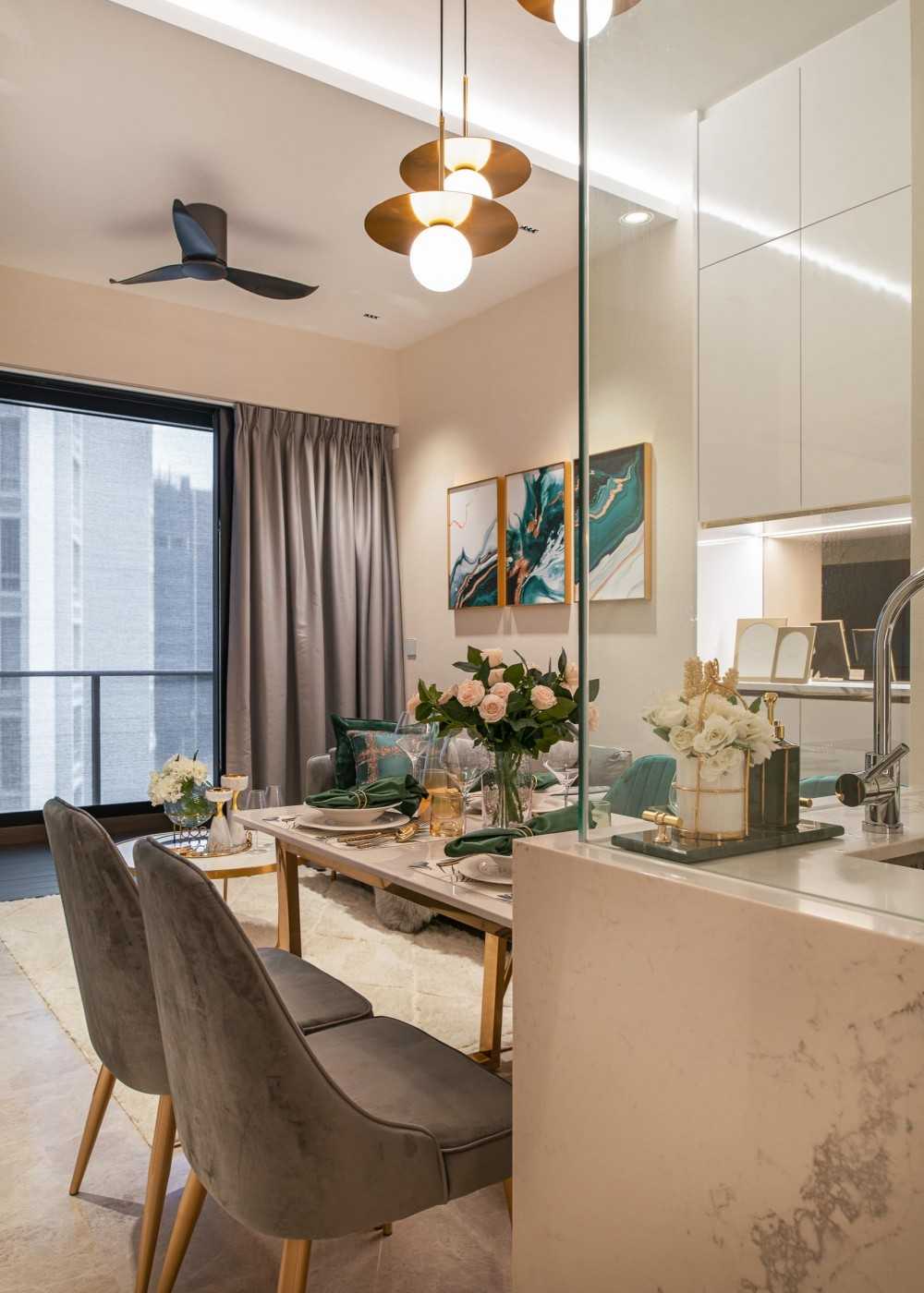 Modern Dining Room with Dining Table and Dining Chairs