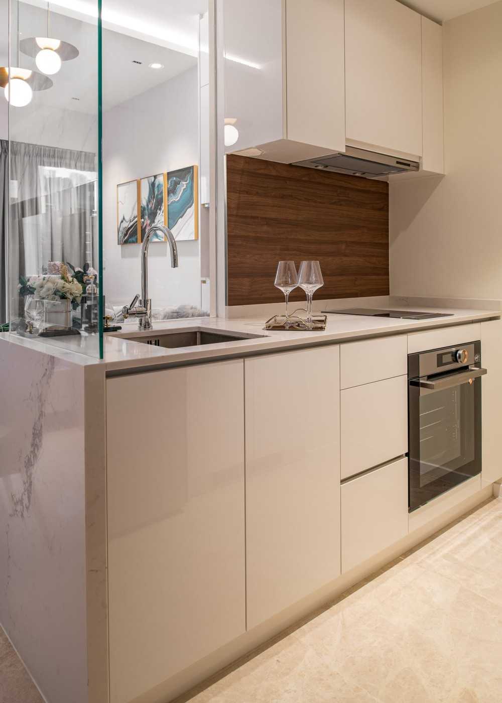 Modern Kitchen with Kitchen Backsplash and Kitchen Accessories