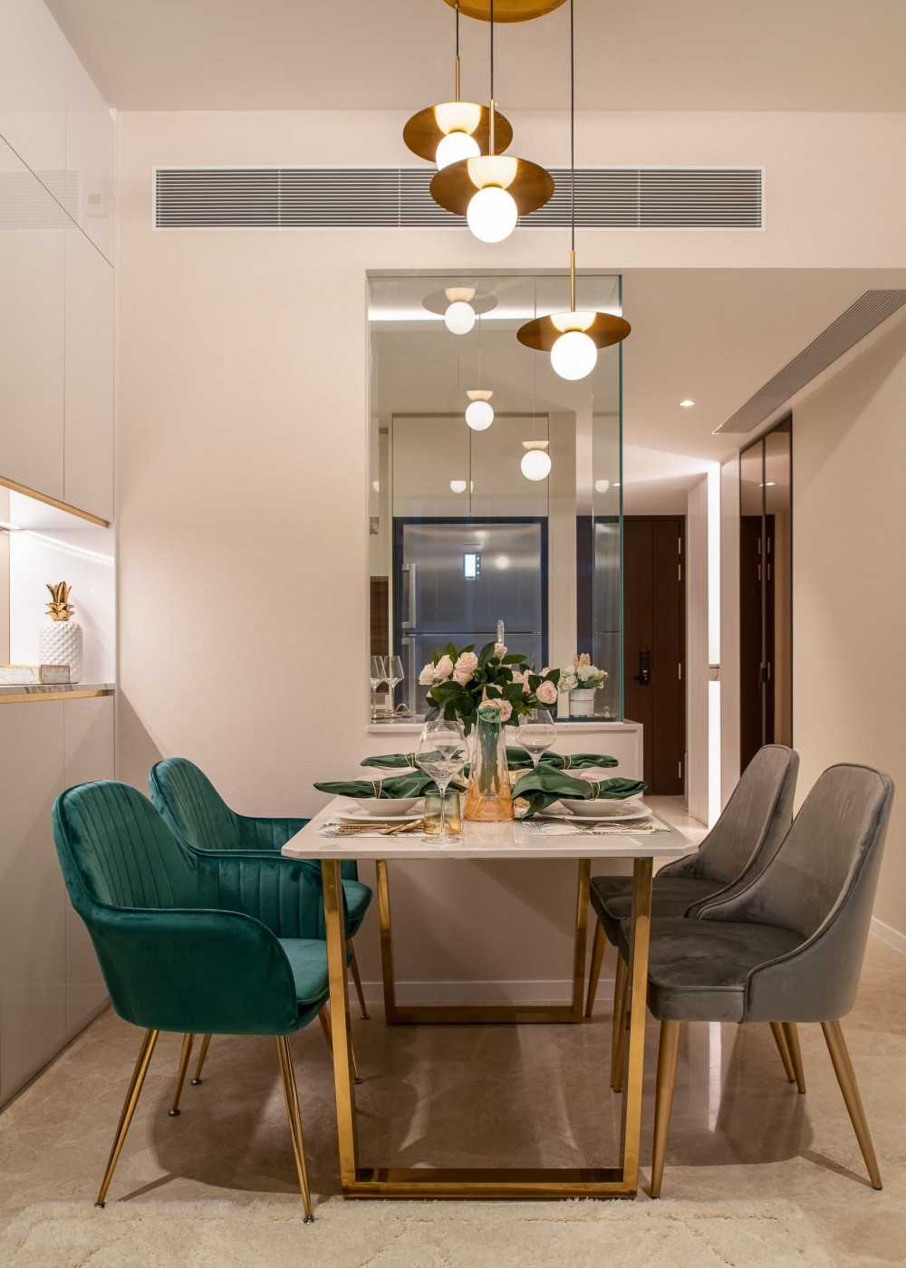 Modern Dining Room with Dining Table and Dining Chairs