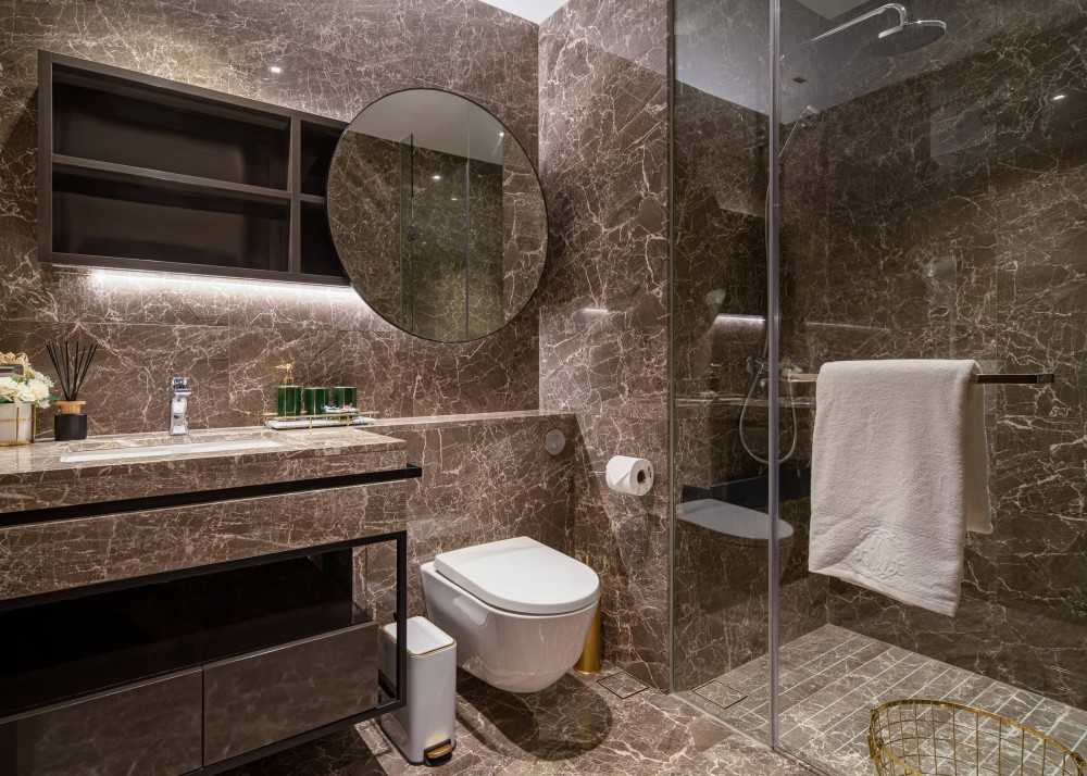 Modern Bathroom with Mirror and Bathroom Storage