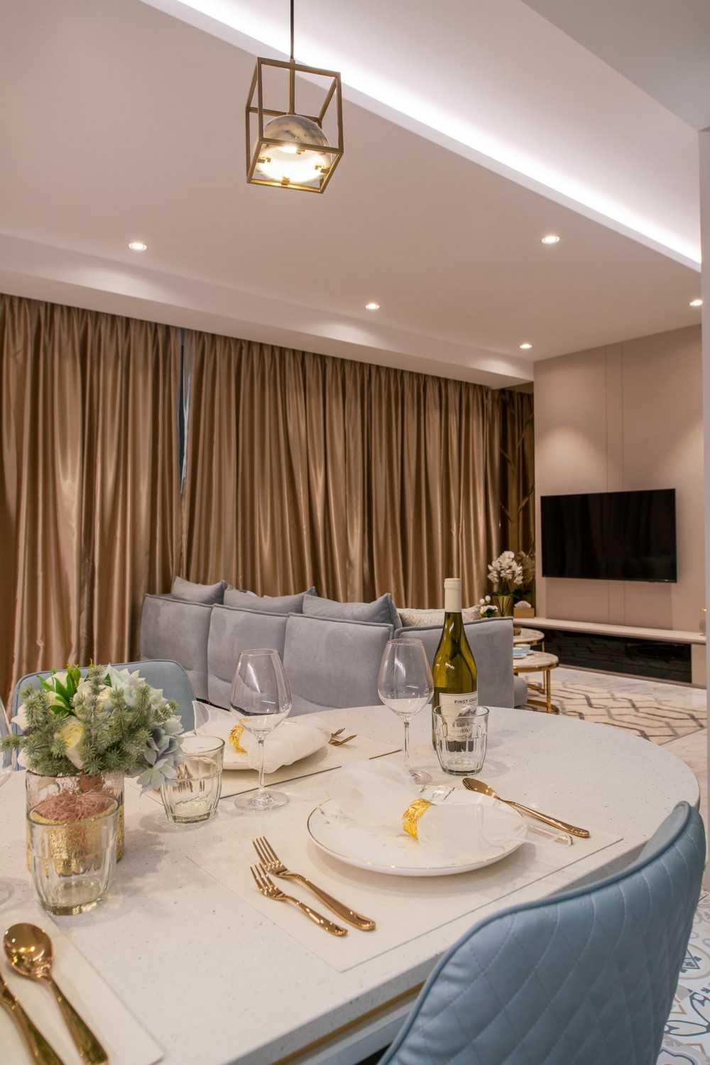 Modern Dining Room with Dining Table and Dining Chairs