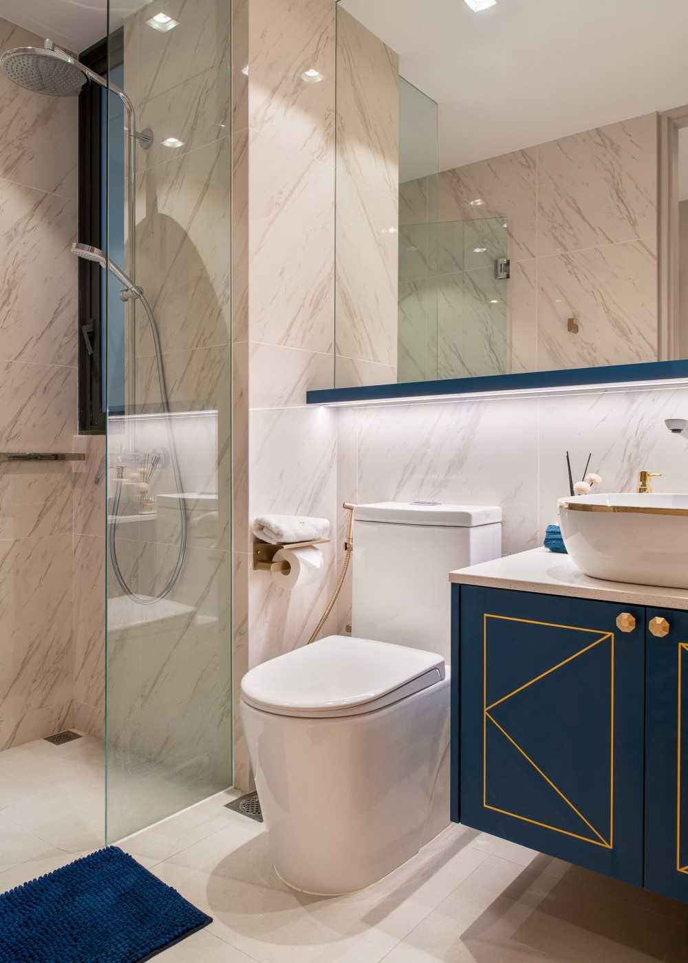 Modern Bathroom with Mirror and Bathroom Storage