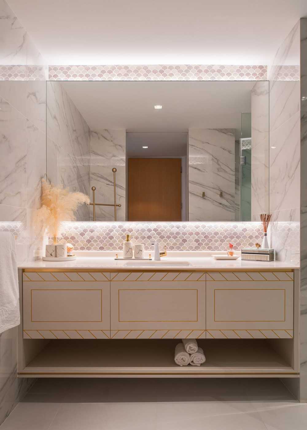 Modern Bathroom with Mirror and Bathroom Storage