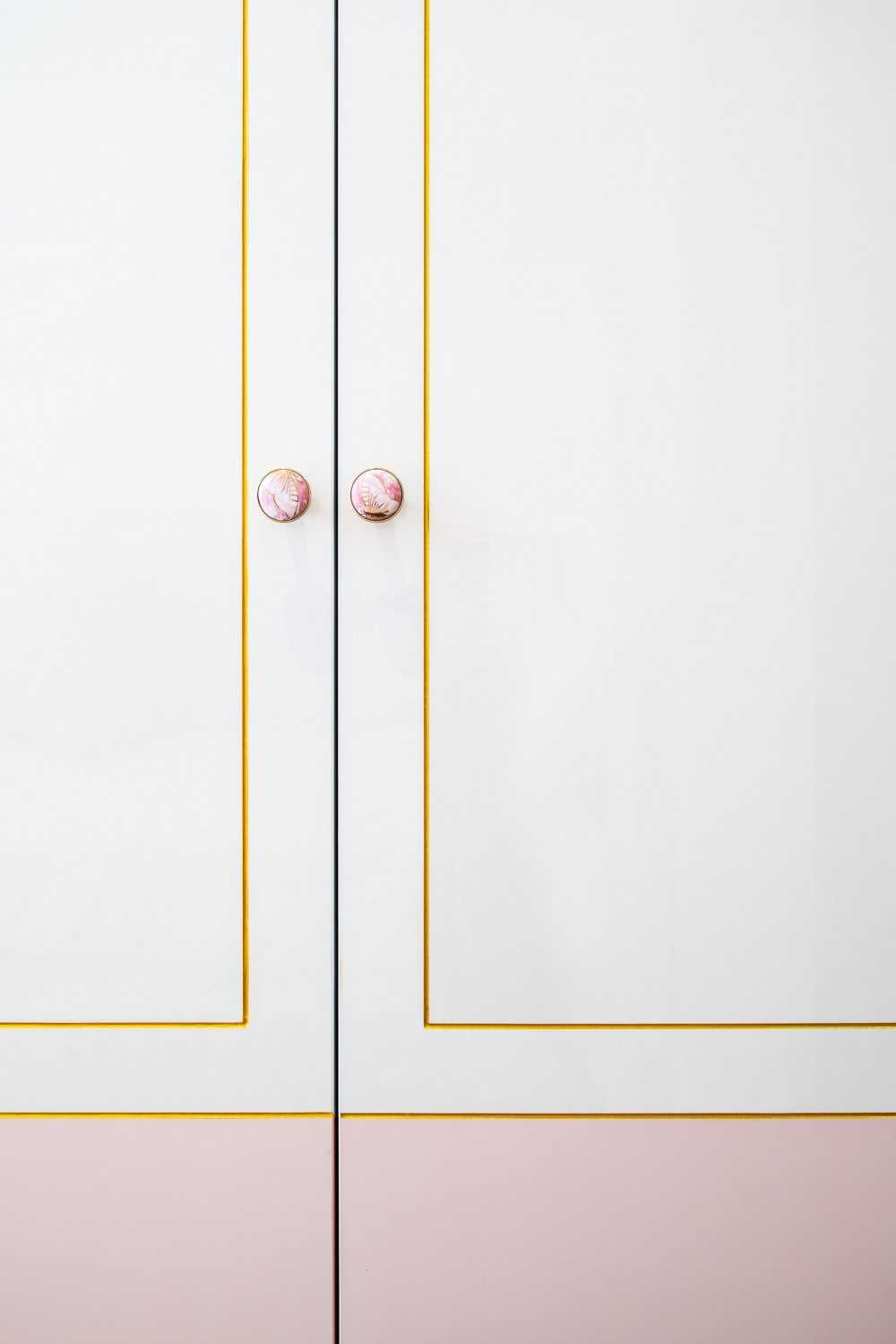 Modern Walk-in Wardrobe with Mirror and Wardrobe