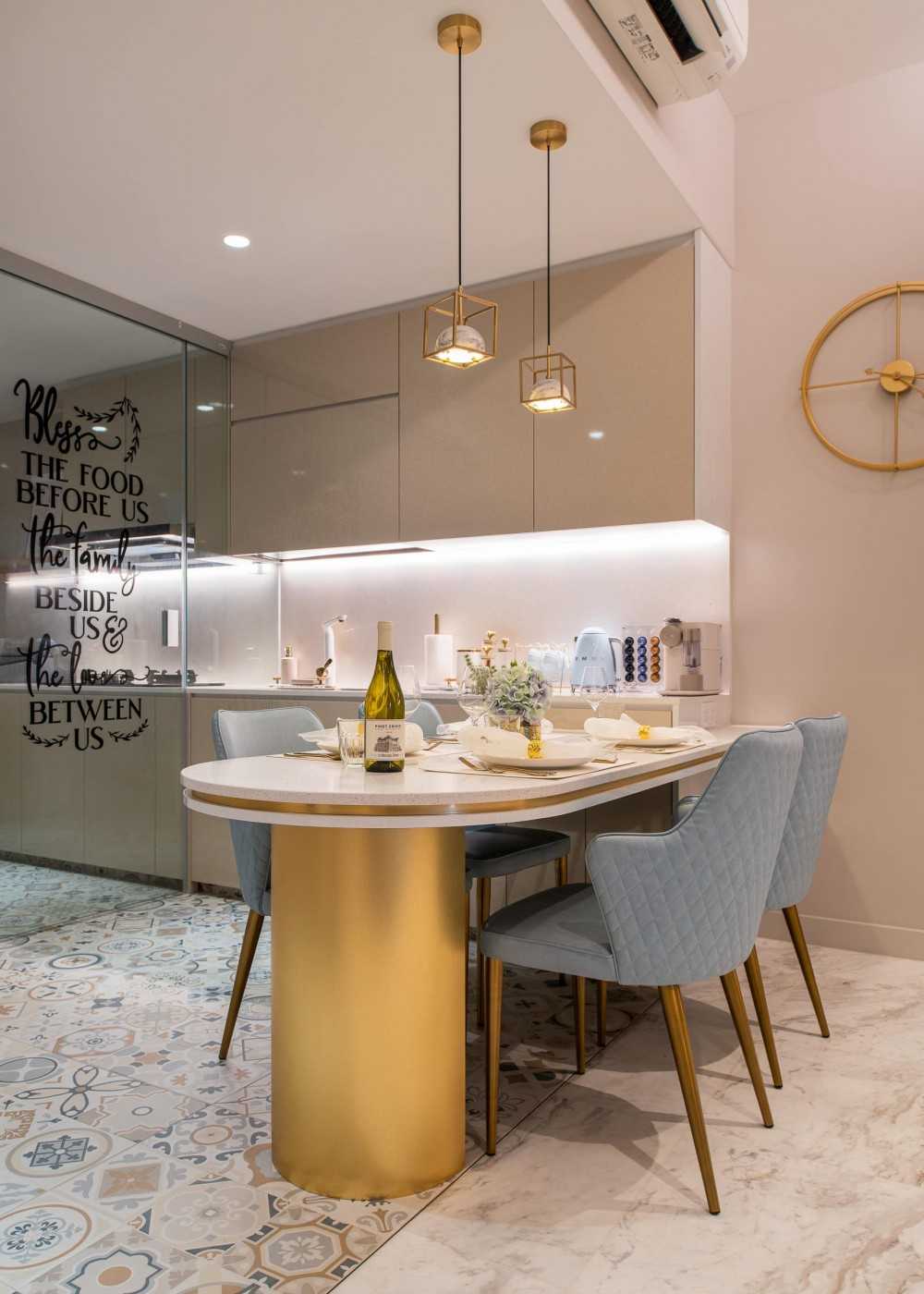 Modern Dining Room with Dining Table and Dining Chairs
