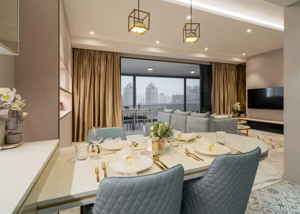 Modern Dining Room with Dining Table and Dining Chairs
