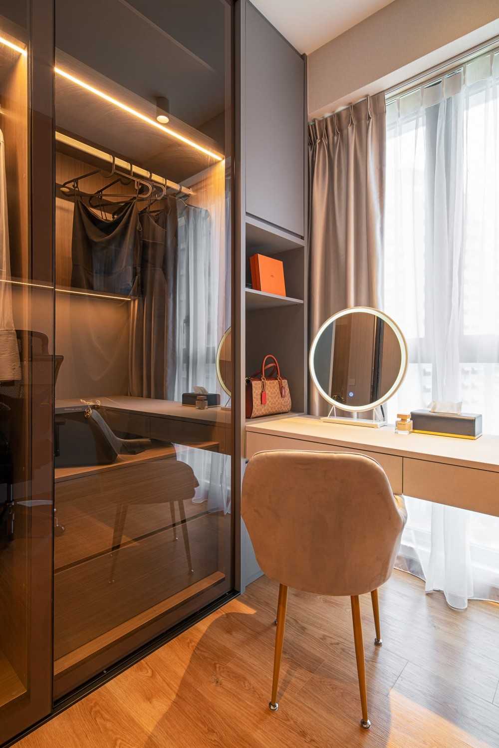 Modern Walk-in Wardrobe with Mirror and Wardrobe