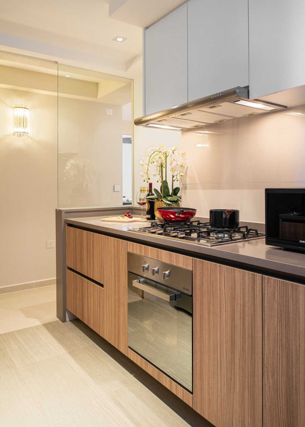 Modern Kitchen with Kitchen Backsplash and Kitchen Accessories