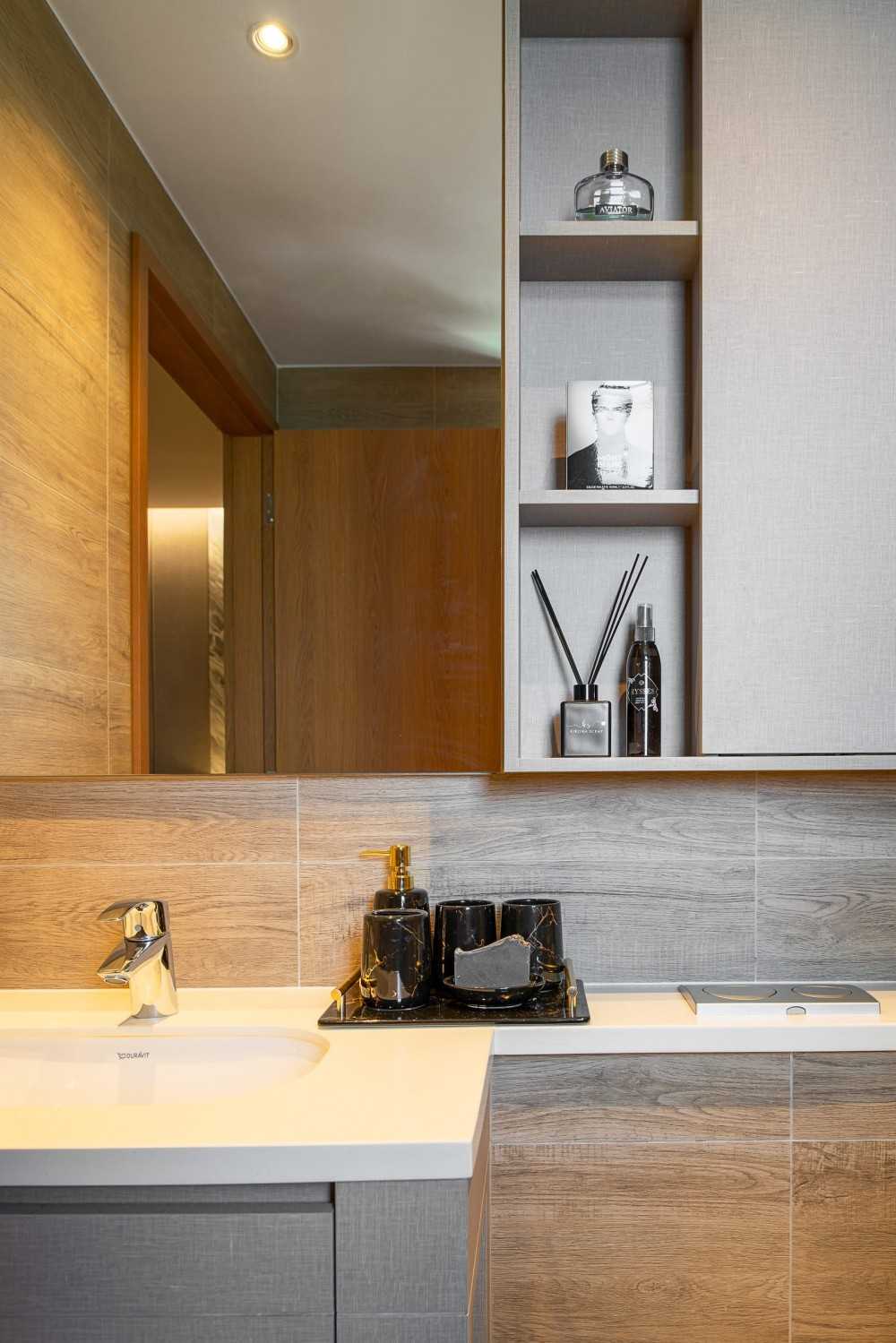 Modern Bathroom with Mirror and Bathroom Storage