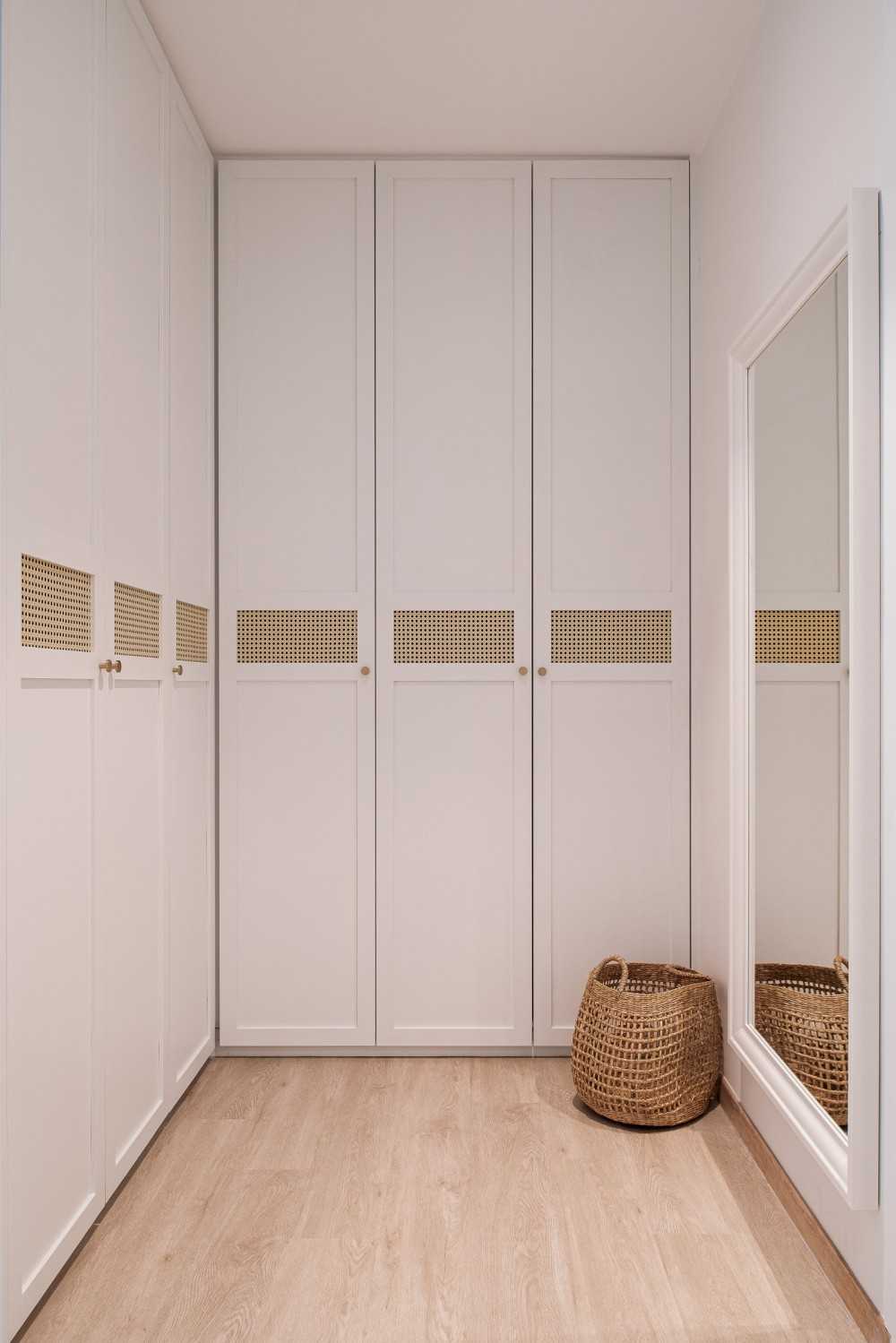 Scandinavian Walk-in Wardrobe with Mirror and Wardrobe