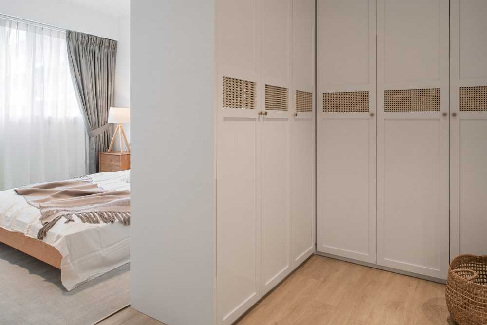Scandinavian Walk-in Wardrobe with Mirror and Wardrobe