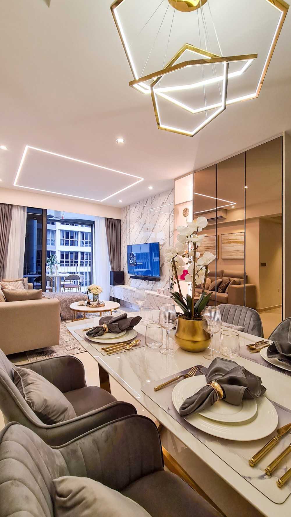Modern Dining Room with Dining Table and Dining Chairs