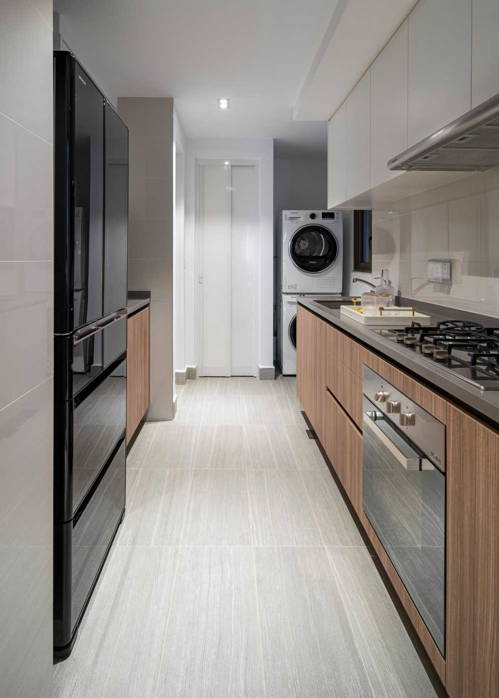 Modern Kitchen with Breakfast Counter and Kitchen Backsplash