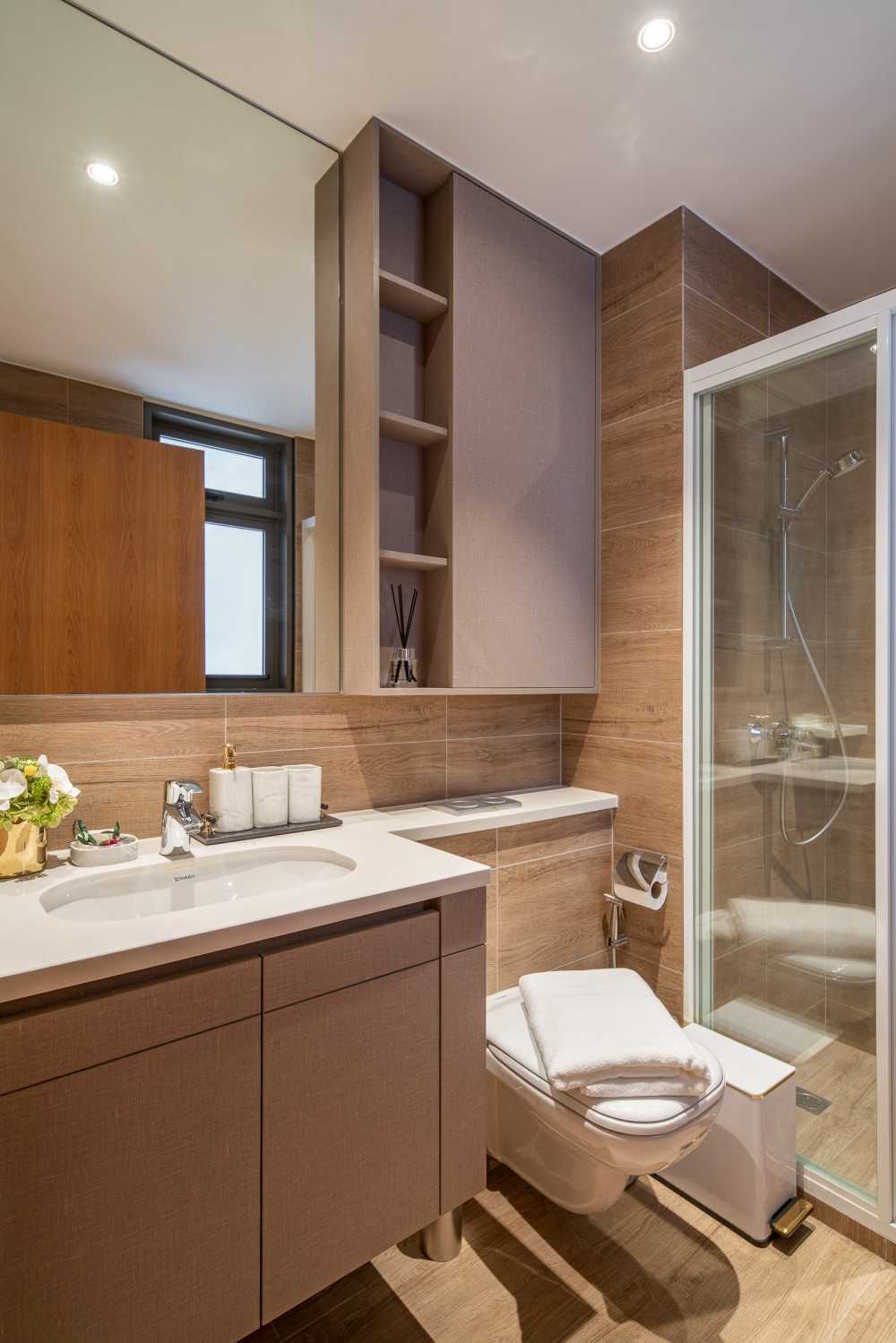 Modern Bathroom with Countertop and Mirror
