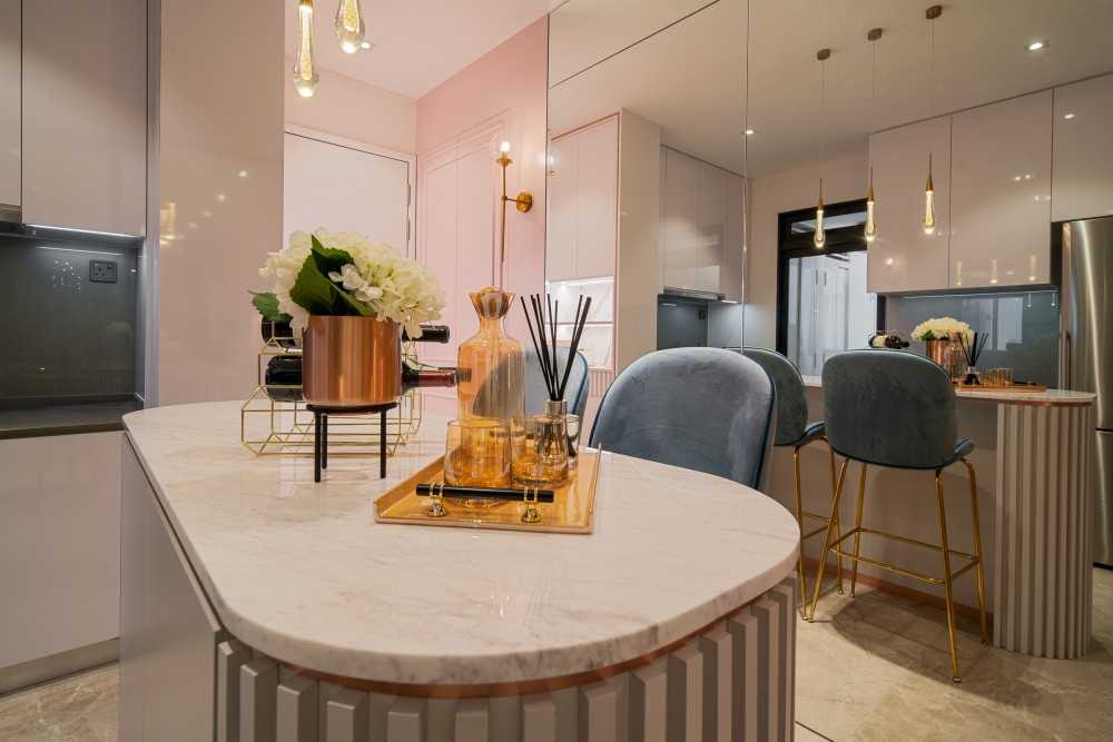 Modern Kitchen with Kitchen Island and Breakfast Counter