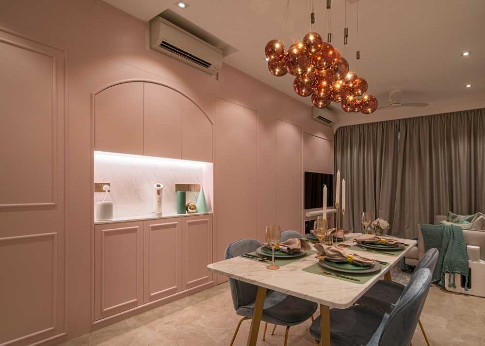 Modern Dining Room with Dining Table and Dining Chairs