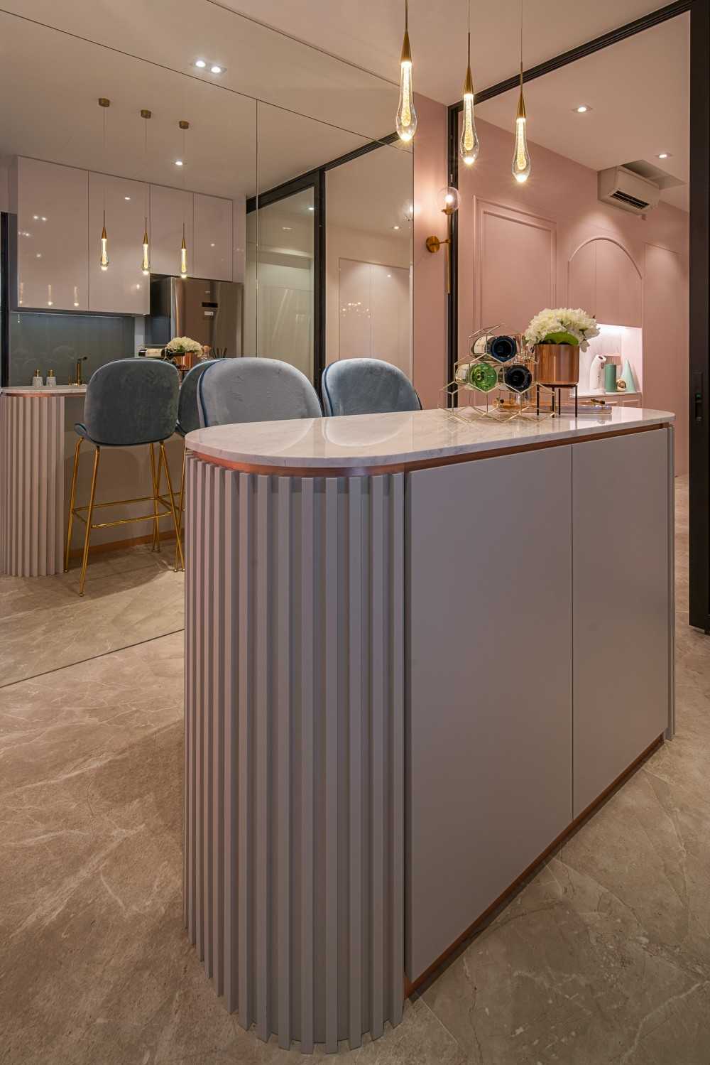 Modern Kitchen with Kitchen Island and Breakfast Counter