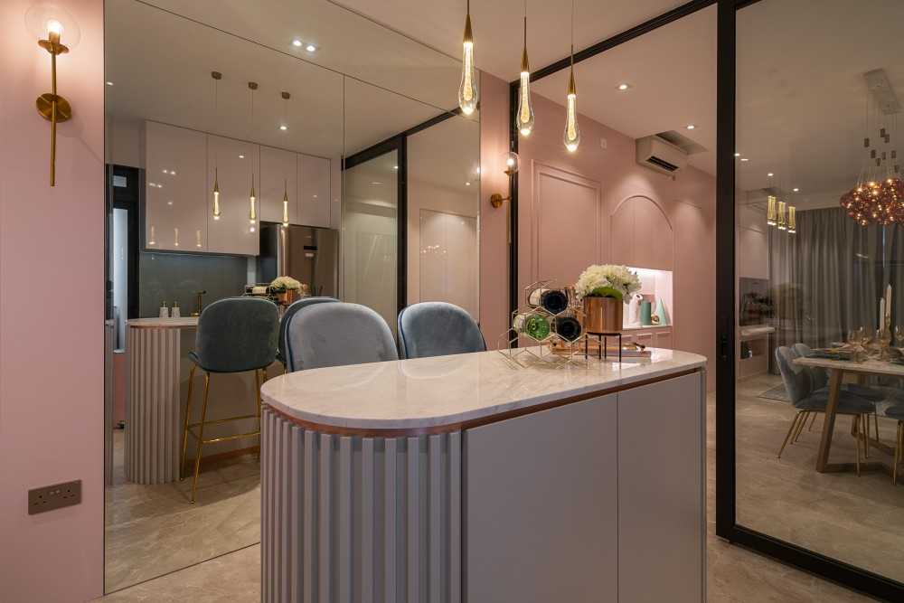 Modern Kitchen with Kitchen Island and Breakfast Counter