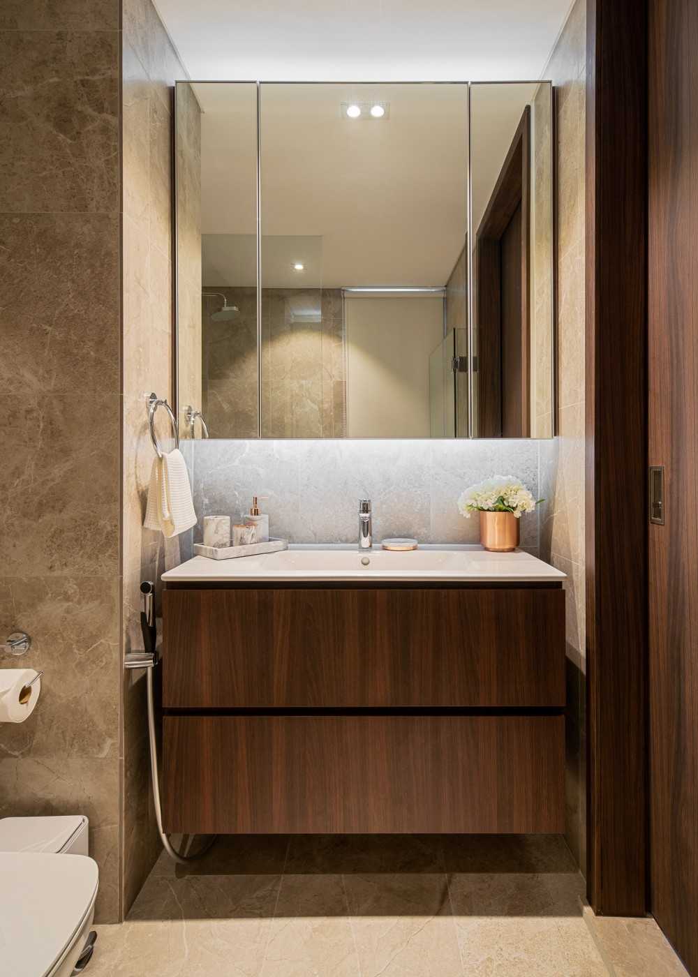Modern Bathroom with Mirror and Bathroom Storage