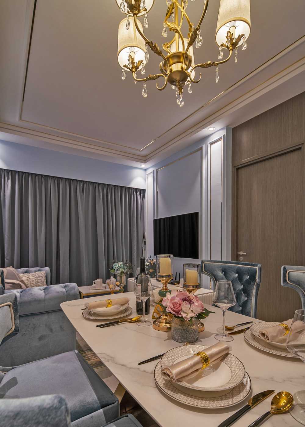 Modern Dining Room with Dining Table and Dining Chairs