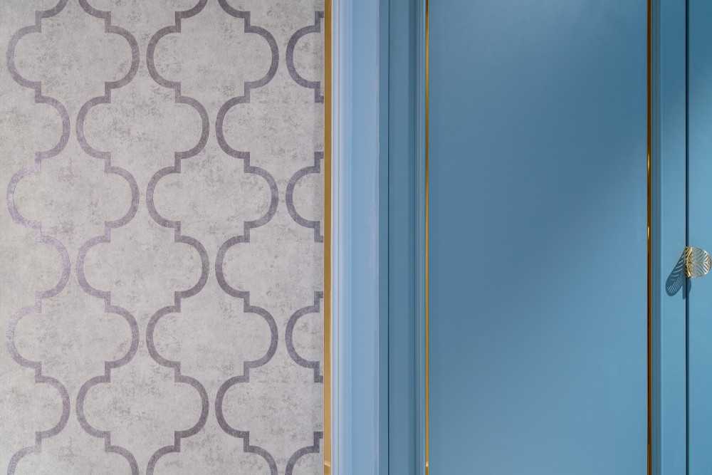 Modern Walk-in Wardrobe with Mirror and Wardrobe