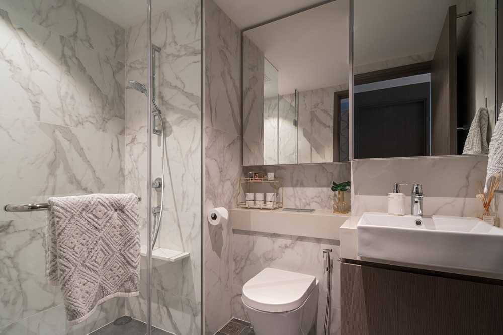 Modern Bathroom with Mirror and Bathroom Storage
