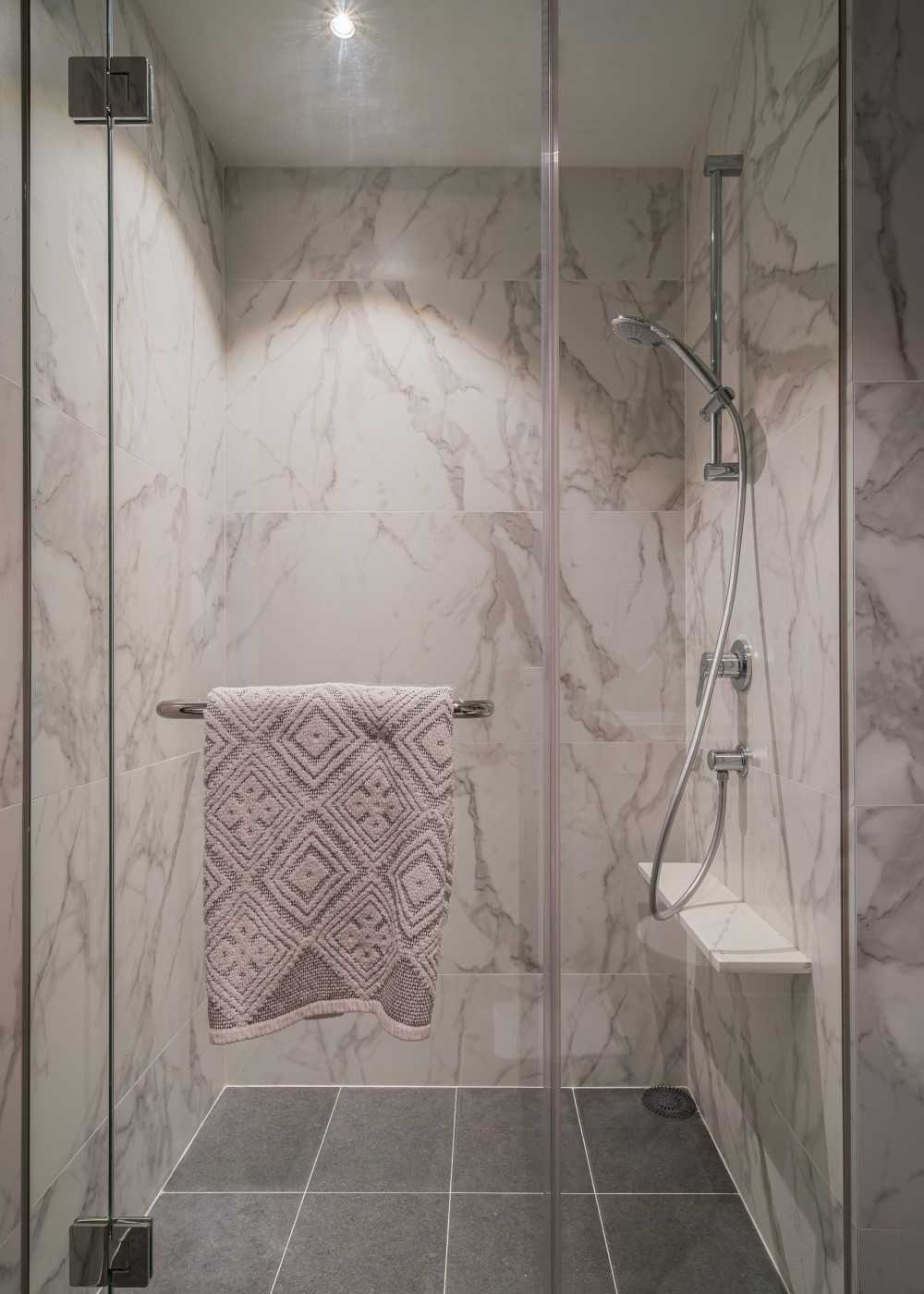 Modern Bathroom with Mirror and Bathroom Storage