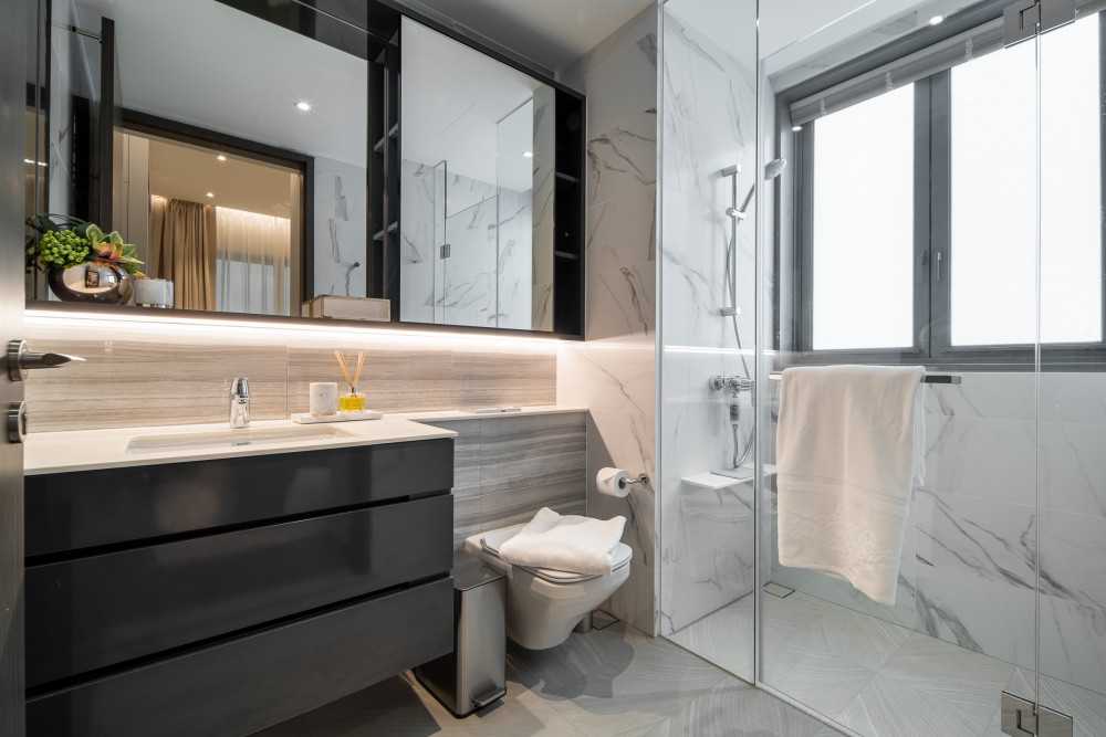 Modern Bathroom with Mirror and Bathroom Storage